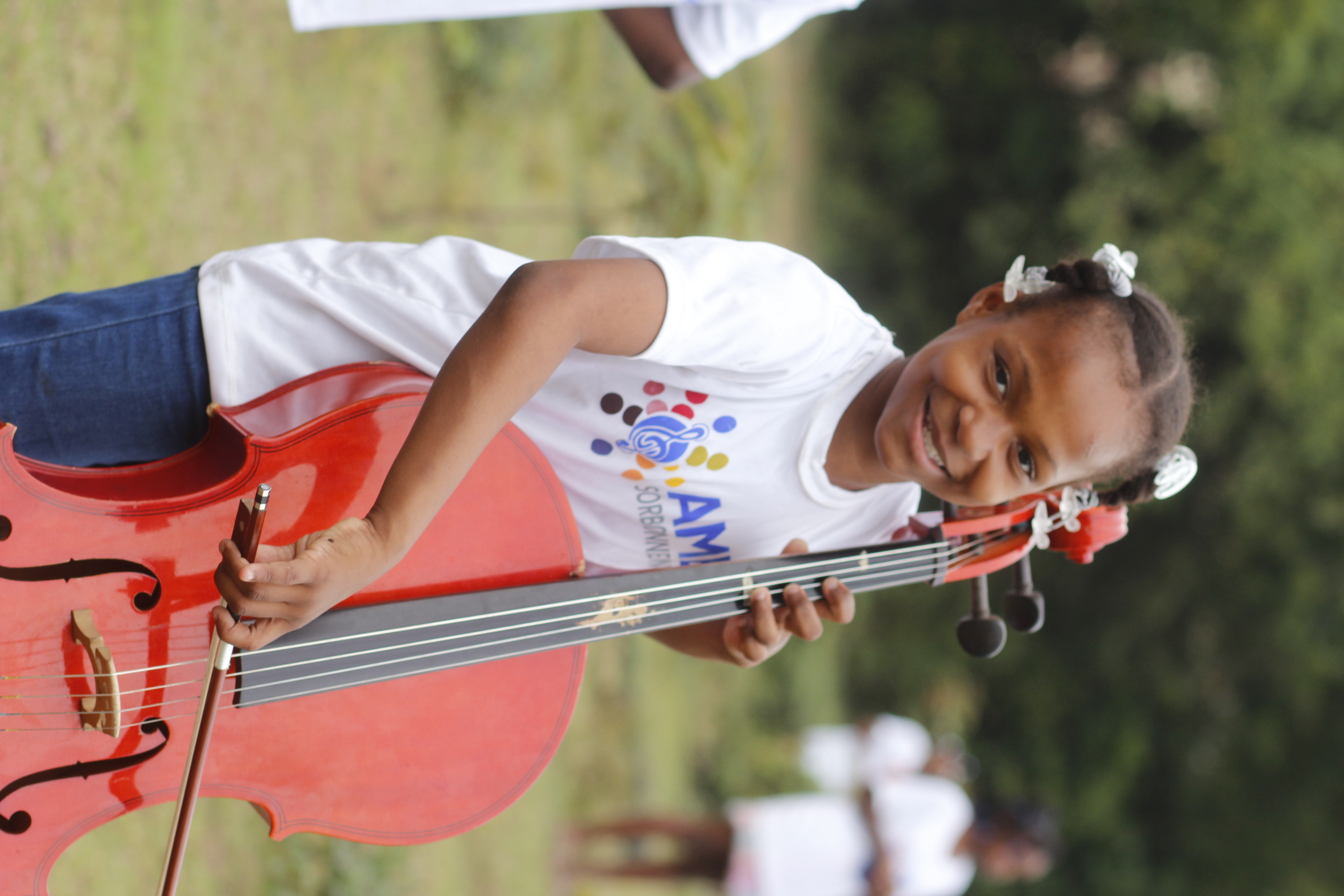 Jeune fille souriante jouant du violon